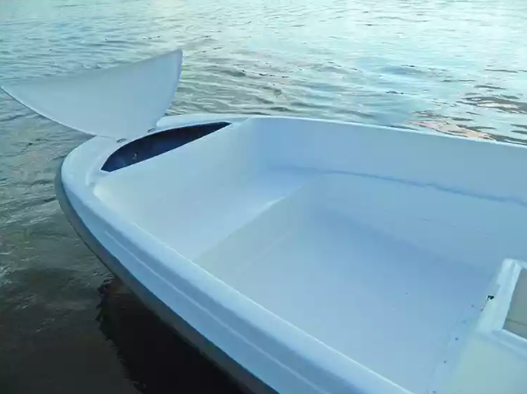 Стеклопластиковая лодка Пингвин с консолью (тримаран) в Пушкино