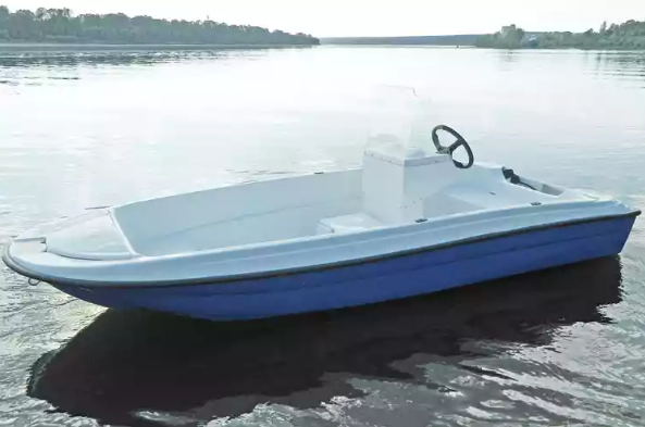 Стеклопластиковая лодка Пингвин с консолью (тримаран) в Пушкино