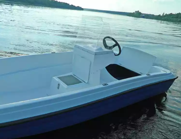 Стеклопластиковая лодка Пингвин с консолью (тримаран) в Пушкино