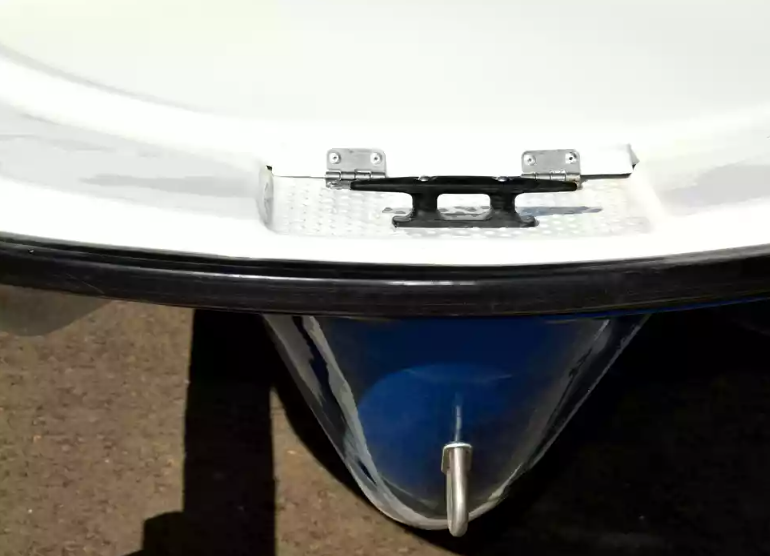 Стеклопластиковая лодка Пингвин с консолью (тримаран) в Пушкино