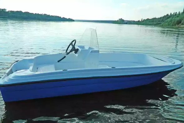 Стеклопластиковая лодка Пингвин с консолью (тримаран) в Пушкино