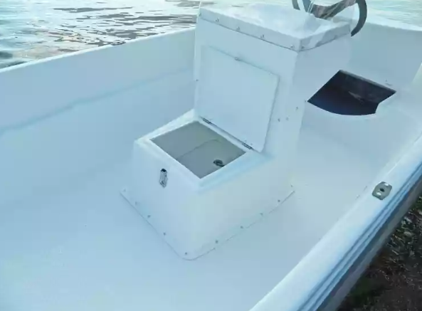 Стеклопластиковая лодка Пингвин с консолью (тримаран) в Пушкино