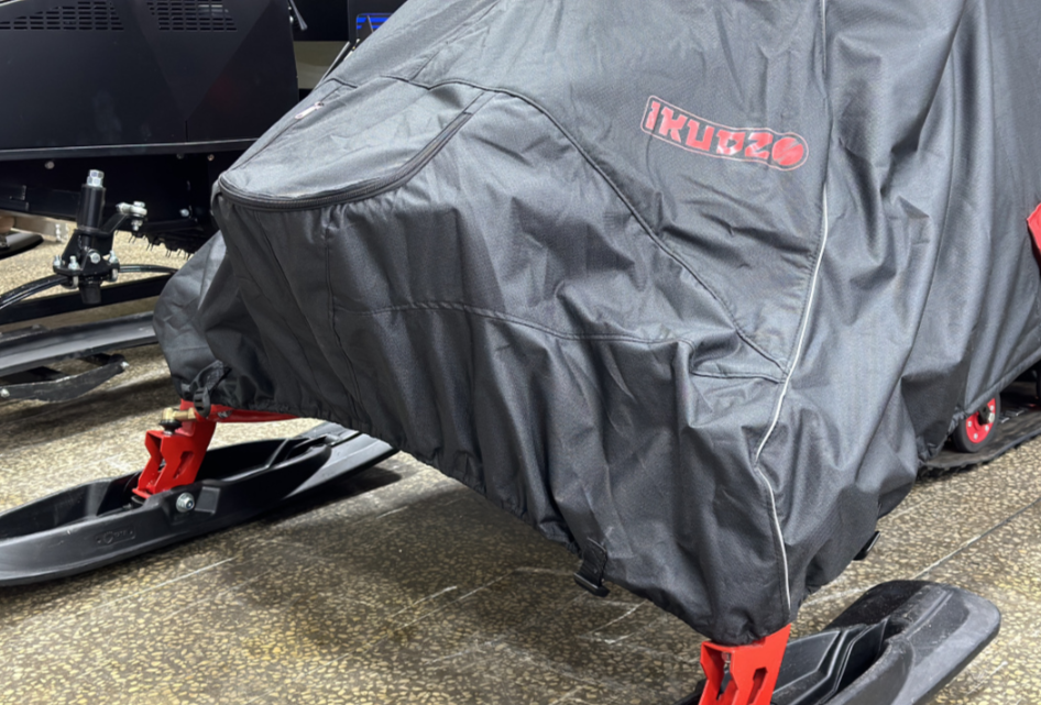 Чехол транспорт. снегохода IKUDZO HUNTER черно-красный Оксфорд ПРЕМИУМ качества с лого IKUDZO в Пушкино