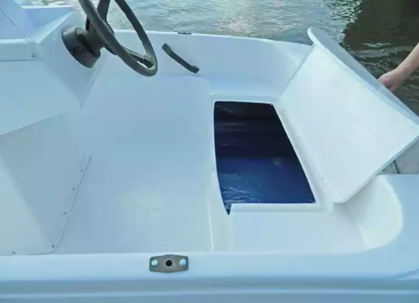 Стеклопластиковая лодка Пингвин с консолью (тримаран) в Пушкино