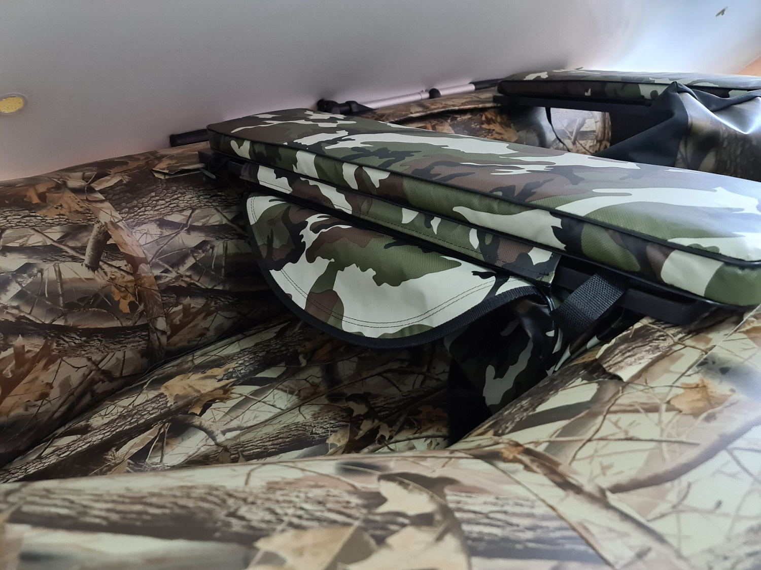 КОМПЛЕКТ МЯГКИХ НАКЛАДОК С СУМКОЙ ДЛЯ ЛОДОК 80Х20 КАМУФЛЯЖ в Пушкино